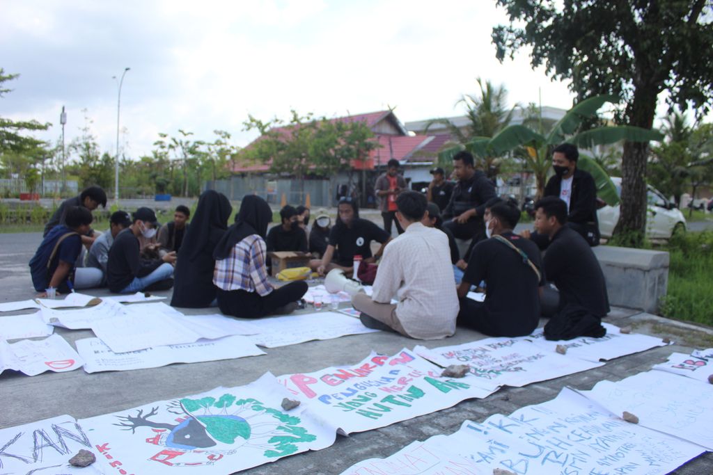 Beberapa mahasiswa dari berbagai universitas di Palangkaraya, Kalimantan Tengah, beraksi di depan kantor Tindak Pidana Korupsi, Kota Palangkaraya, Kalteng, Kamis (31/3/2022). Mereka meminta WIllem Hengki dibebaskan karena dinilai tak bersalah,