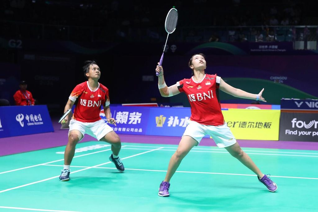 Rachel Alessya Rose/Meilysa Trias Puspitasari faced off against Lui Lok Lok/Ng Yung Wing (Hong Kong) in the Group C preliminary round of the Uber Cup at Chengdu Hi Tech Zone Sports Centre Gymnasium in Chengdu, China on Saturday (27/4/2024). Rachel/Meilysa won with a score of 21-16, 20-22, 21-18.
