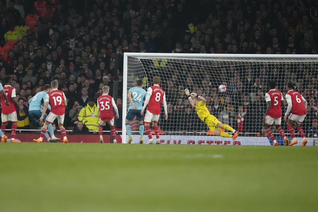 Bek Southampton, Duje Caleta-Car (kedua dari kiri), mencetak gol ketiga timnya ke gawang Arsenal pada laga Liga Inggris di Stadion Emirates, London, Sabtu (22/4/2023) dini hari WIB.  