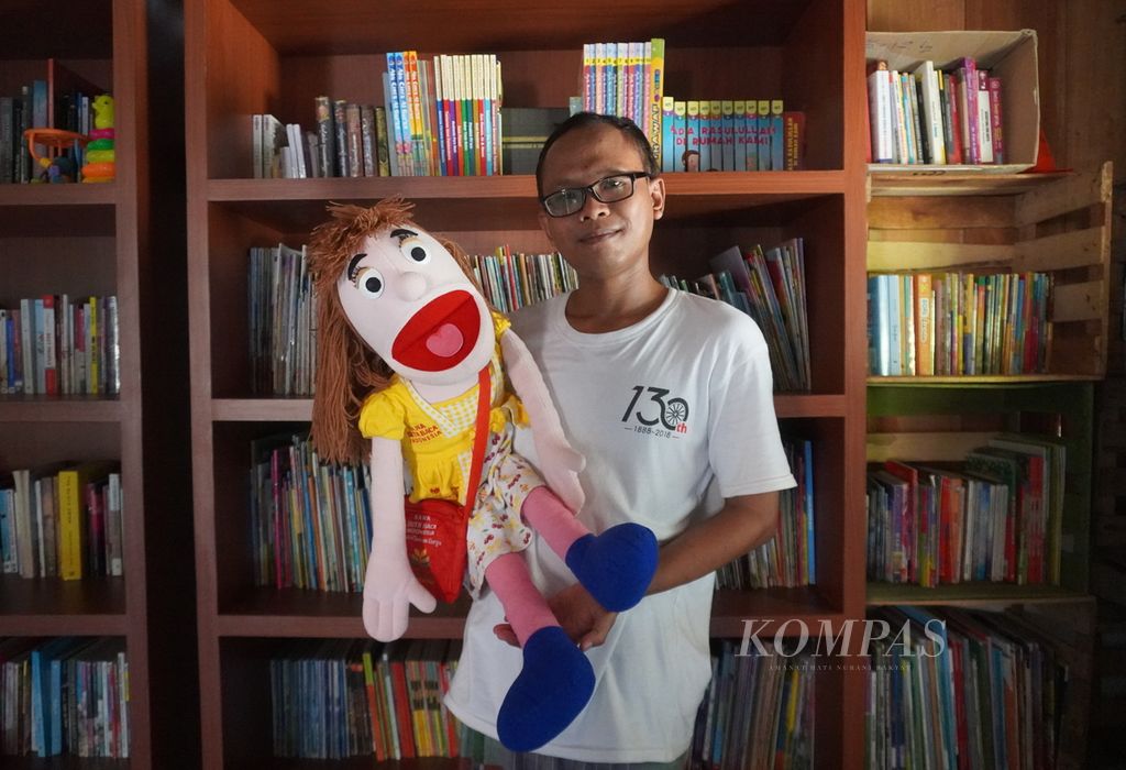 Yulianto (31), pegiat listerasi sekaligus pengelola Rumah Baca Bintang di Desa Sumberjosari, Kecamatan Karangrayung, Kabupaten Grobogan, Jawa Tengah, Sabtu (14/5/2022).