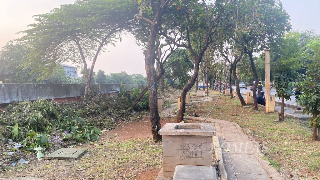 Current conditions of the Tubagus Angke green open space (RTH) in West Jakarta on Tuesday (7/5/2024).