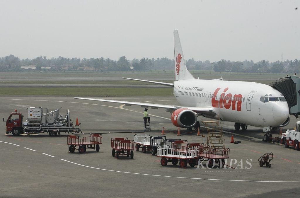 Truk Pertamina mengisi bahan bakar avtur ke pesawat penumpang Lion Air di apron Bandara Internasional Soekarno-Hatta, Tangerang, Jumat (18/7/2008). Lonjakan harga avtur memberatkan pelaku industri dirgantara karena biaya bahan bakar mencapai 45-55 persen dari seluruh ongkos penerbangan.