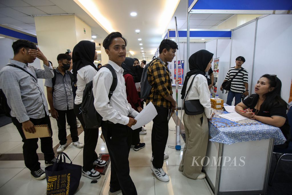 Antrean pencari kerja saat melamar kerja ke salah satu stan di bursa kerja di Mal Seasons City, Tambora, Jakarta Barat, Rabu (17/7/2024). 