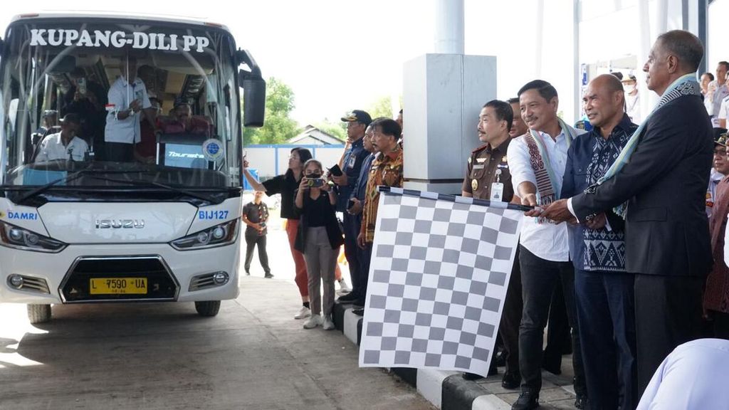 Pengoperasian perdana bus lintas batas negara dengan rute dari Kota Kupang, Nusa Tenggara Timur, ke Dili, Timor Leste, Kamis (30/3/2023). Kota Kupang dan Dili terpaut lebih kurang 400 kilometer.