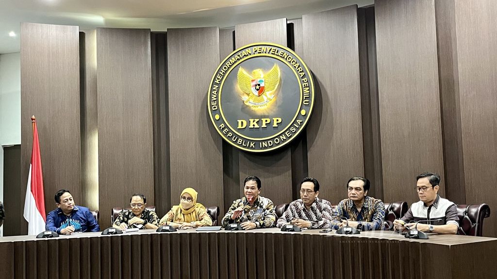 Suasana rapat pleno pemilihan Ketua DKPP di Jakarta, Kamis (8/9/2022)