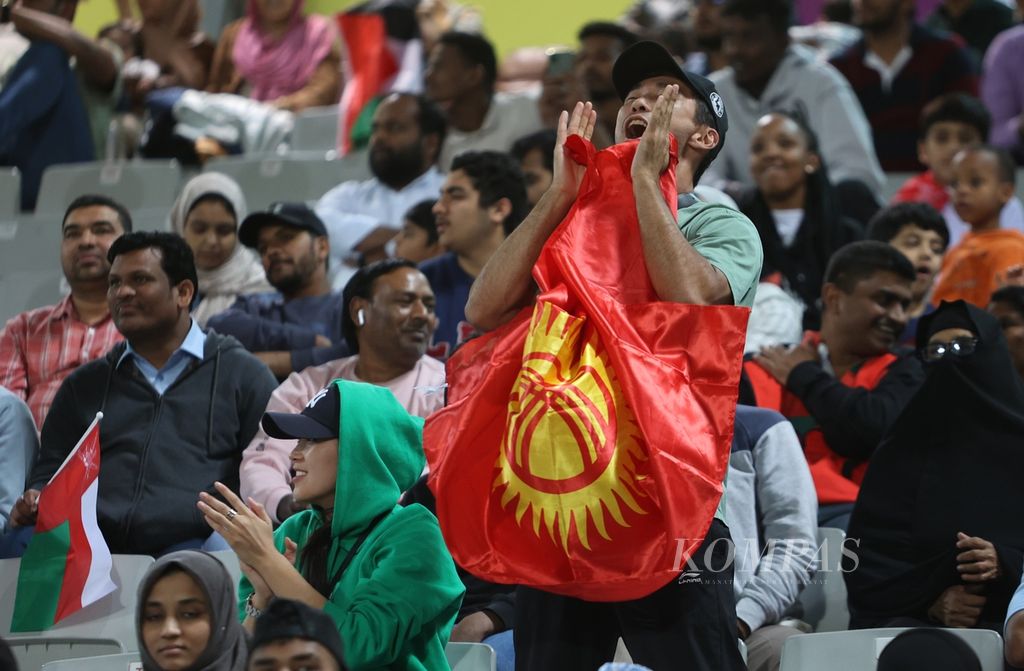 Pendukung Kirgistan berteriak gembira setelah Joel Kojo menjebol gawang Oman pada pertandingan terakhir fase Grup F Piala Asia 2023 di Stadion Abdullah bin Khalifa, Doha, Qatar, Kamis (27/1/2024). 