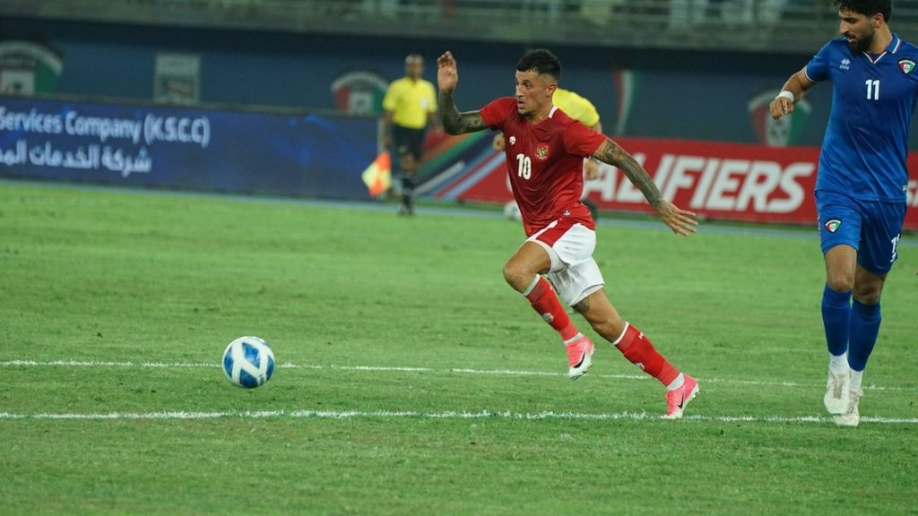 Pemain timnas Indonesia, Stefano Lilypaly, menggiring bola di pertahanan Kuwait pada laga Grup A kualifikasi Piala Asia 2023 di Stadion Internasional Jaber Al Ahmad, Kuwait City, Kamis (9/6/2022) dini hari WIB. Indonesia menang 2-1 pada laga itu. 