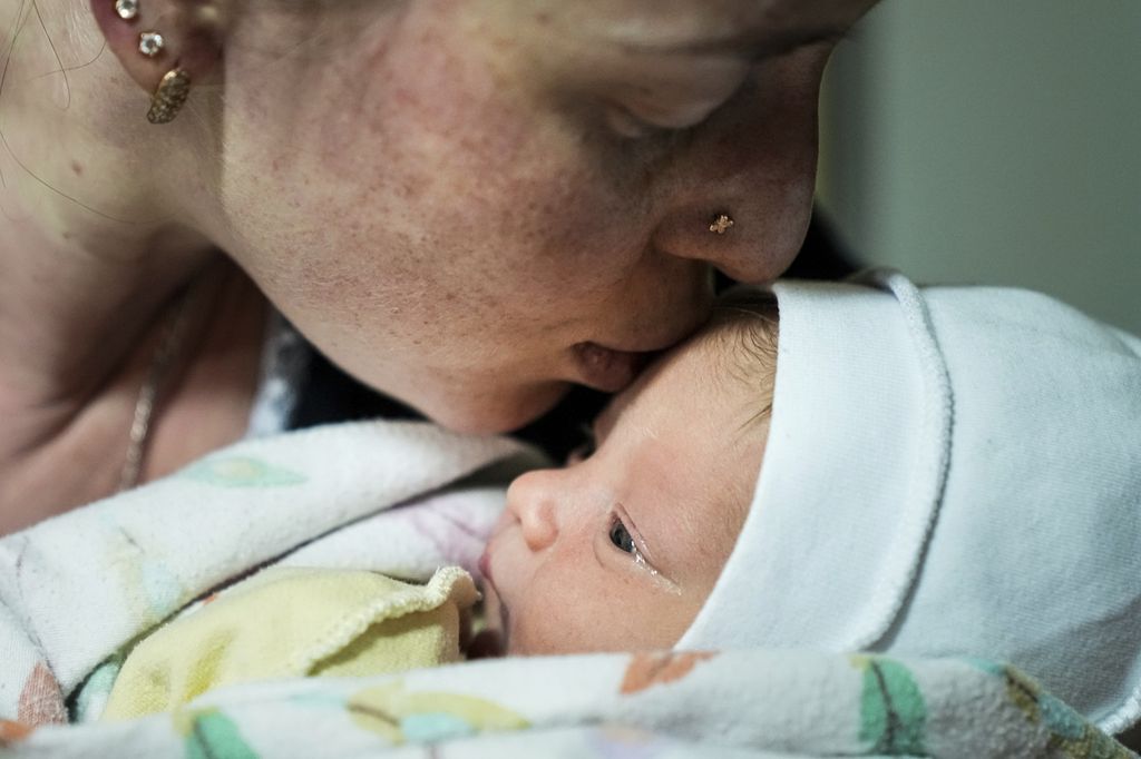 Kateryna Suharokova mencium bayi yang baru dilahirkannya di ruang bawah tanah rumah sakit ibu dan anak di  Mariupol, Ukraina, 28 Februari 2022. 