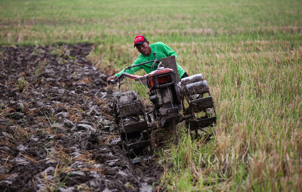 Petani mulai menggarap lahan persawahan di kawasan Bekonang, Sukoharjo, Jawa Tengah, Jumat (1/12/2023). Petani di kawasan tersebut mulai menggarap lahan pertanian setelah memasuki musim hujan. 