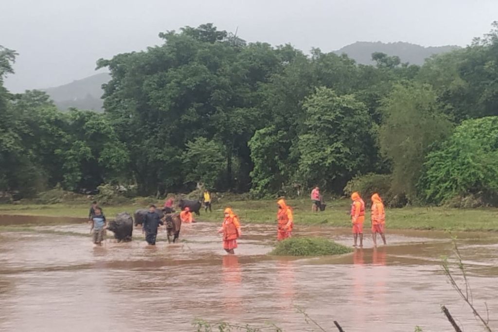 Ilustrasi banjir India. Petugas dari Satuan Tanggap Bencana Nasional India mengevakuasi warga desa si Chiplun, Negara Bagian Maharashtra, yang dilanda banjir pada 23 Juli 2021. 