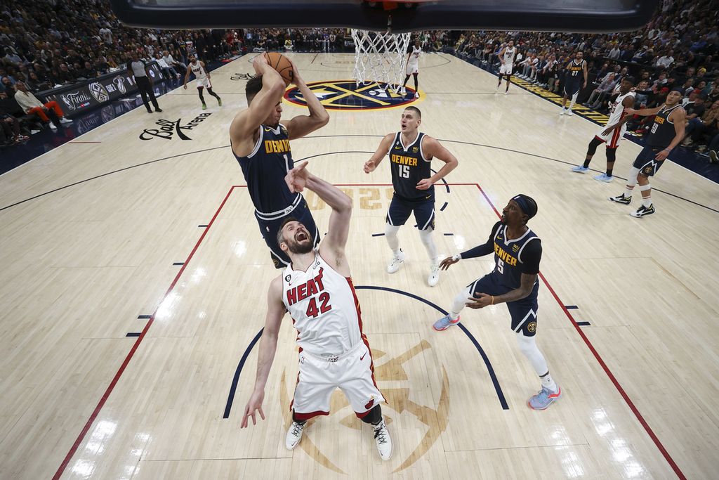 Pemain Denver Nuggets, Michael Porter Jr (kiri atas), melakukan <i>rebound </i>saat menghadapi Miami Heat pada gim kedua final NBA di Arena Ball, Denver, Colorado, Amerika Serikat, Senin (5/6/2023) waktu Indonesia. Heat menang, 111-108.