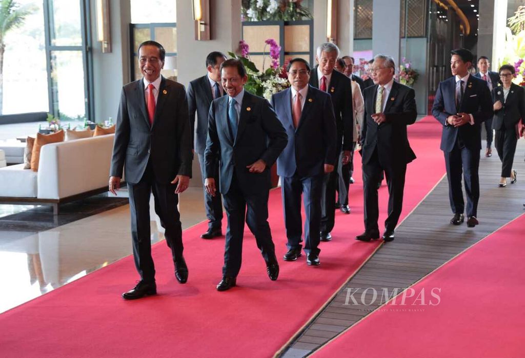 Para pemimpin ASEAN bersiap berfoto bersama sebelum memulai pertemuan Konferensi Tingkat Tinggi Ke-42 ASEAN di Labuan Bajo, Kabupaten Manggarai Barat, Provinsi Nusa Tenggara Timur, Rabu (10/5/2023).