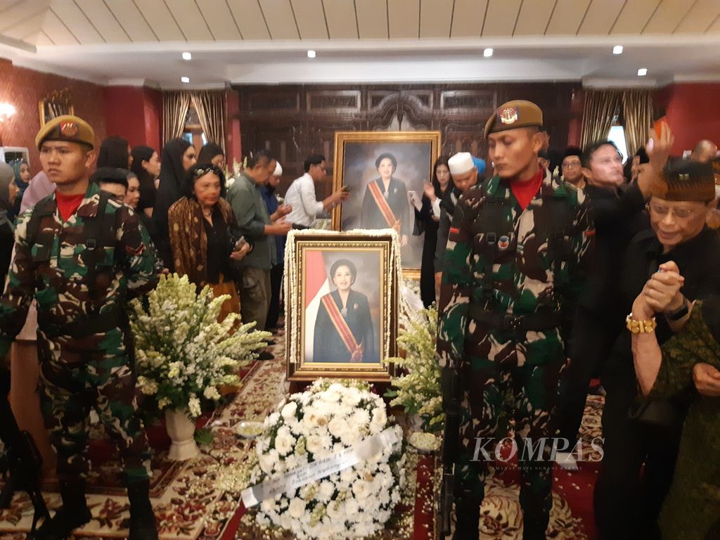 Jenazah pendiri PT Mustika Ratu Mooryati Soedibyo disemayamkan di rumah almarhumah di Jalan Ki Mangunsarkoro, Menteng, Jakarta Pusat, Rabu (24/4/2024).