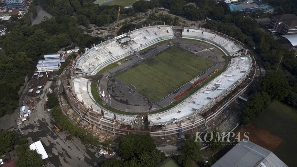 Proses renovasi Stadion Manahan di Kota Solo, Jawa Tengah, terlihat dari udara, Kamis (28/2/2019). Stadion itu akan kembali direnovasi untuk arena Piala Duna U-20 2023.