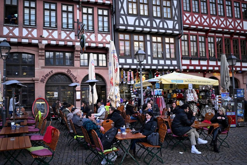 Warga bersantai di sebuah kafe jalanan di Roemer Square, Frankfurt, Jerman, 28 Februari 2024. Banyak kalangan menilai Frankfurt adalah salah satu kota multikultural terbaik di Jerman.