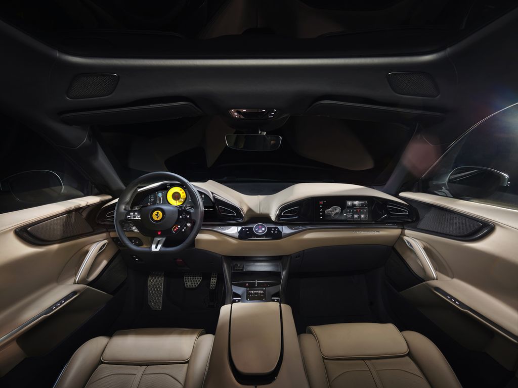 Ruang kemudi Ferrari Purosangue dilengkapi dengan dua layar digital berukuran 10,2 inci.
