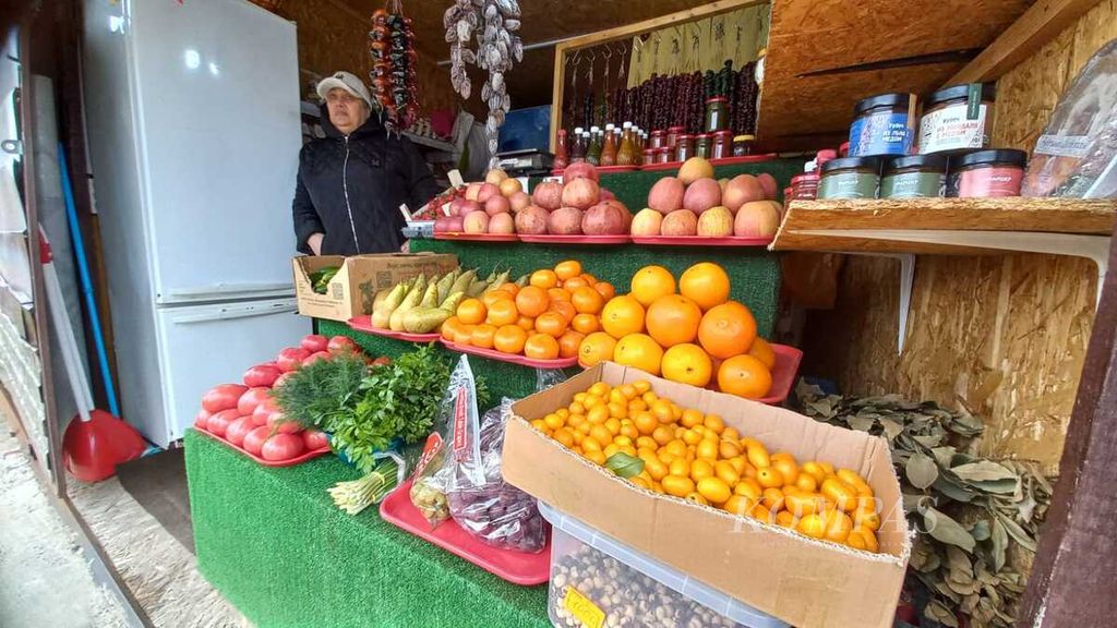 Seorang pedangan buah menjajakan komoditas lokal Sochi. Selain dikenal sebagai kota resor musim panas, Sochi juga dikenal sebagai penghasil buah dan sayur di Rusia. Foto diambil pada Sabtu (23/3/2024).