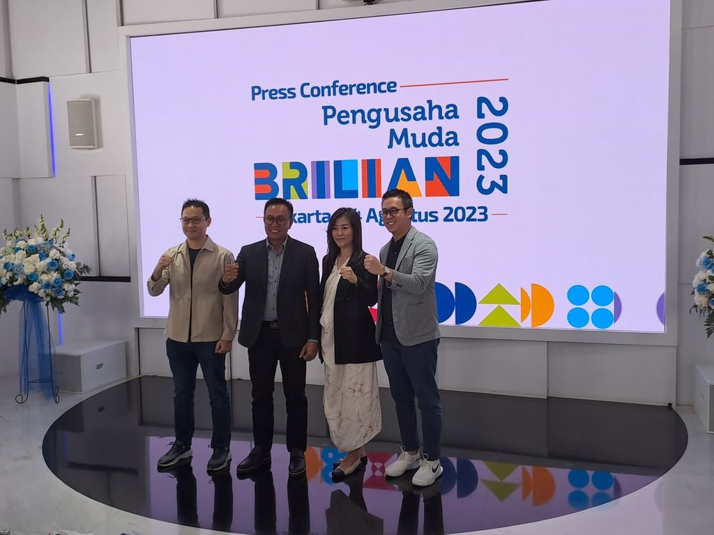 Direktur Bisnis Kecil dan Menengah BRI Amam Sukriyanto (kedua dari kiri) berfoto bersama Founder Young On Top Billy Boen (kiri), Founder KaIND yang juga juara Pengusaha Muda Brilian (PMB) 2022 Melie Indarto (kedua dari kanan), dan Kepala Sekolah PMB Richie Wirjan (kanan) dalam acara jumpa pers PMB 2023 di Kantor Pusat BRI, Jakarta, Jumat (4/8/2023).