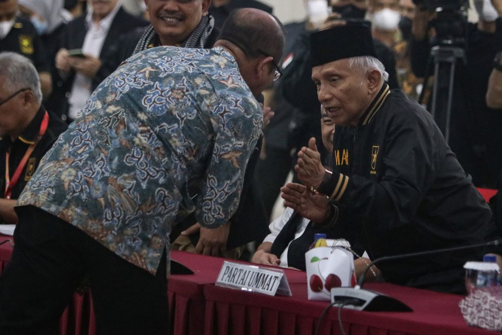 Ketua KPU Hasyim Asy'ari (tampak belakang) berbincang dengan Ketua Majelis Syuro Partai Ummat Amien Rais saat rapat pleno di kantor KPU, Jakarta, Jumat (30/12/2022). 
