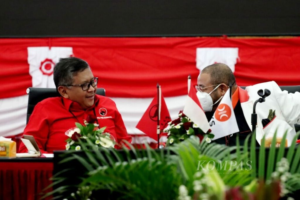 Sekretaris Jenderal PDI-P Hasto Kristiyanto menyambut kedatangan DPP Partai Keadilan Sejahtera (PKS) yang dipimpin Sekretaris Jenderal PKS Habib Aboe Bakar Alhabsyi, di kantor DPP Partai Demokrasi Indonesia Perjuangan (PDI-P), Jakarta, Selasa (27/4/2021).