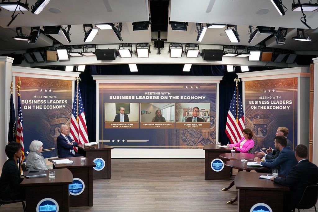 Presiden AS Joe Biden bertemu dengan para CEO dan pejabat federal untuk membahas masalah ekonomi di Auditorium Lapangan Selatan Gedung Kantor Eksekutif Eisenhower di Gedung Putih, Washington DC, AS, Kamis (28/7/2022). 