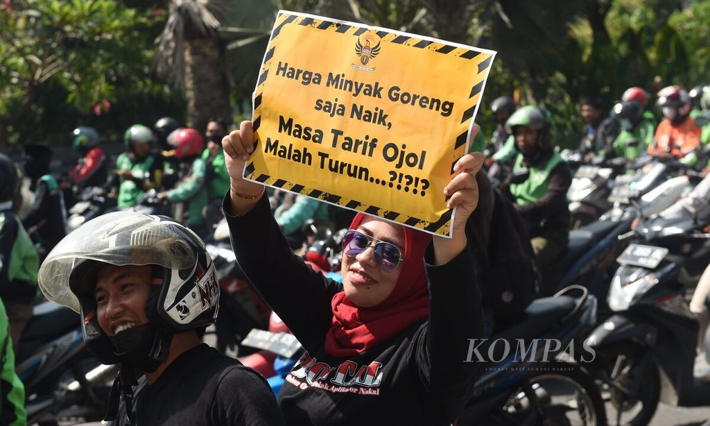 Pengemudi ojek daring berunjuk rasa di Kota Surabaya, Jawa Timur, Rabu (24/8/2022). 