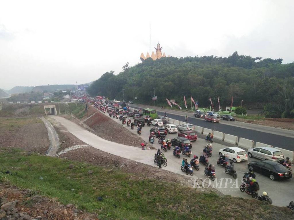 Kondisi arus lalu lintas dari pintu keluar Pelabuhan Bakauheni menuju Kota Bandar Lampung dan sekitarnya terpantau padat. Sementara arah sebaliknya lancar.