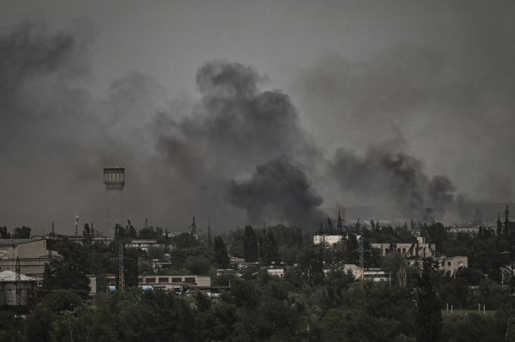 Kepulan asap pekat dan debu membubung tinggi di kota Sievierodonetsk atau Severodonetsk selama pertempuran antara pasukan Ukraina dan Rusia di wilayah Donbas, Ukraina timur pada 2 Juni 2022. 