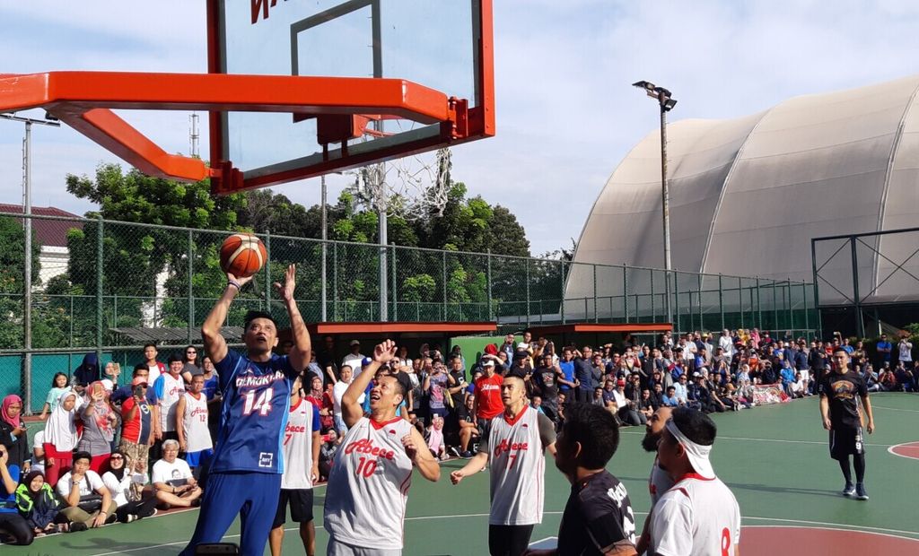 Aksi Komandan Komando Tugas Bersama Partai Demokrat Agus Harimurti Yudhoyono atau AHY saat bermain basket di Lapangan Bulungan, Jakarta, Minggu (17/3/2019).