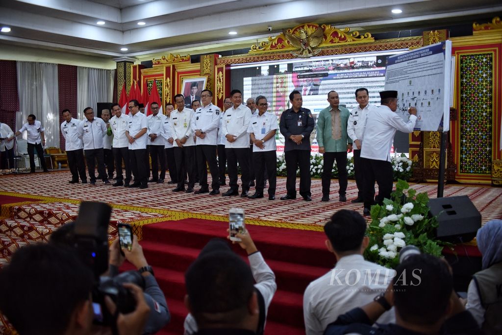 Suasana Deklarasi Netralitas Pegawai ASN pada Pemilihan Umum dan Pemilihan Tahun 2024 secara Serentak se-Sumsel di Griya Agung Palembang, Sumsel, Rabu (27/12/2023). 