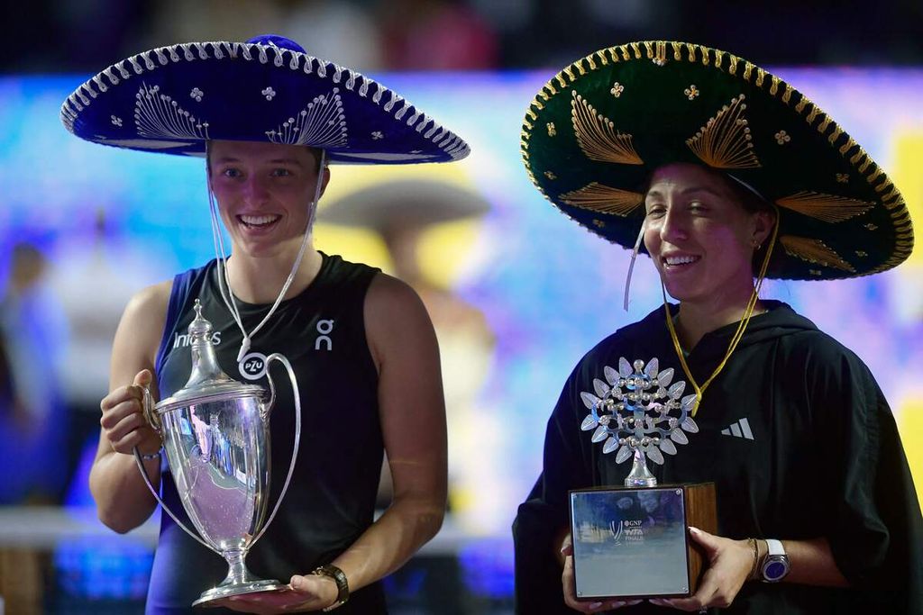 Petenis Polandia, Iga Swiatek (kiri), dan petenis AS, Jessica Pegula, berpose setelah pertandingan final turnamen Final WTA di Cancun, Meksiko, Selasa (7/11/2023) dini hari WIB. Swiatek mengalahkan Pegula, 6-1, 6-0. 