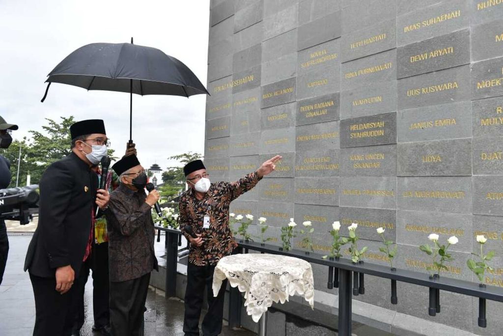 Wakil Presiden Ma’ruf Amin meninjau Monumen Pahlawan Covid-19 didampingi Gubernur Jawa Barat Ridwan Kamil, Sabtu (4/12/2021).