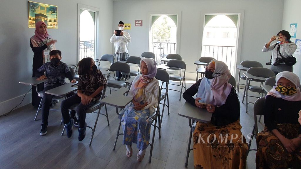 Masjid At-Thohir memiliki lima ruang kelas untuk digunakan sebagai sarana pendidikan agama. Ruang kelas juga dilengkapi dengan sejumlah teknologi pembelajaran jarak jauh.