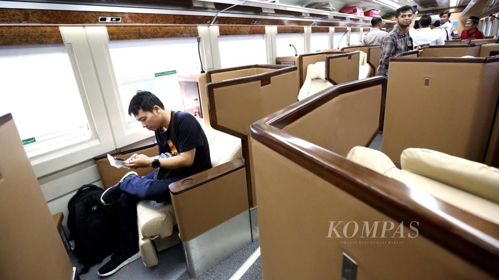 Penumpang menikmati fasilitas di kereta <i>sleeper </i>di rangkaian KA Argo Anggrek relasi Stasiun Gambir Jakarta-Stasiun Pasarturi Surabaya pada pengoperasian perdananya dari Stasiun Gambir, Jakarta Pusat, Selasa (12/6/2018).