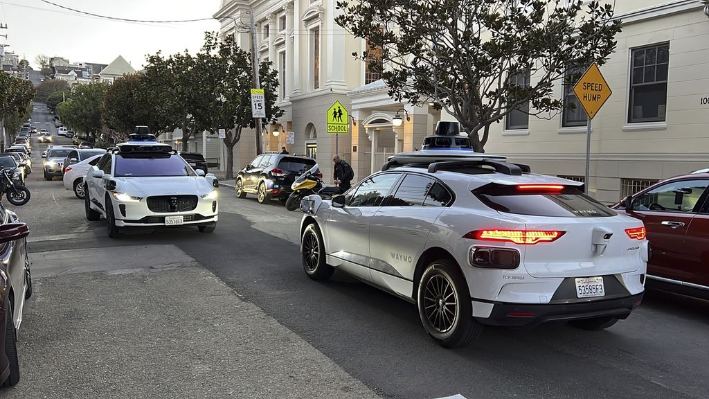 Dua <i>robotaxi </i>Waymo saling berhadapan di sebuah ruas jalan di San Francisco, Amerika Serikat, 15 Februari 2023. 