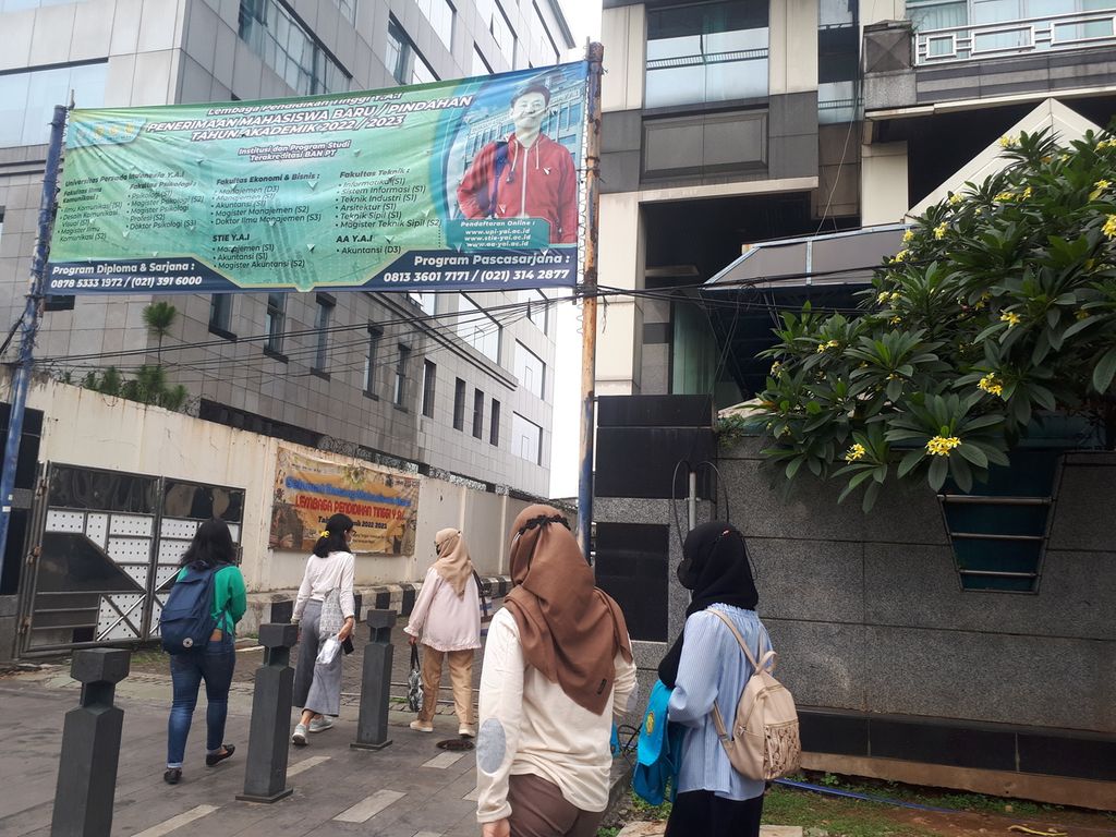 Mahasiswa sedang memasuki gedung perkuliahan Sekolah Tinggi Ilmu Ekonomi YAI di Paseban, Senen, Jakarta Pusat, Senin (10/10/2022)