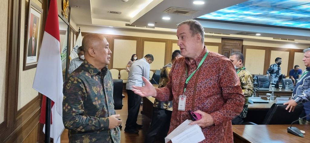 Menteri Koperasi dan UKM Teten Masduki (kiri) berbincang dengan salah satu delegasi pengusaha kratom Amerika Serikat seusai membahas pengembangan kratom sebagai potensi produk herbal ekspor Indonesia, Rabu (10/8/2022), di Kementerian Koperasi dan UKM.