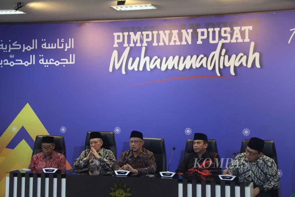 Suasana acara temu media, Selasa (18/4/2023) sore, di kantor Pimpinan Pusat Muhammadiyah, Yogyakarta. Dalam kesempatan itu, Ketua Umum Pimpinan Pusat Muhammadiyah Haedar Nashir (tengah) menyampaikan sejumlah keterangan, termasuk tentang kemungkinan perbedaan dalam penetapan Idul Fitri tahun ini.