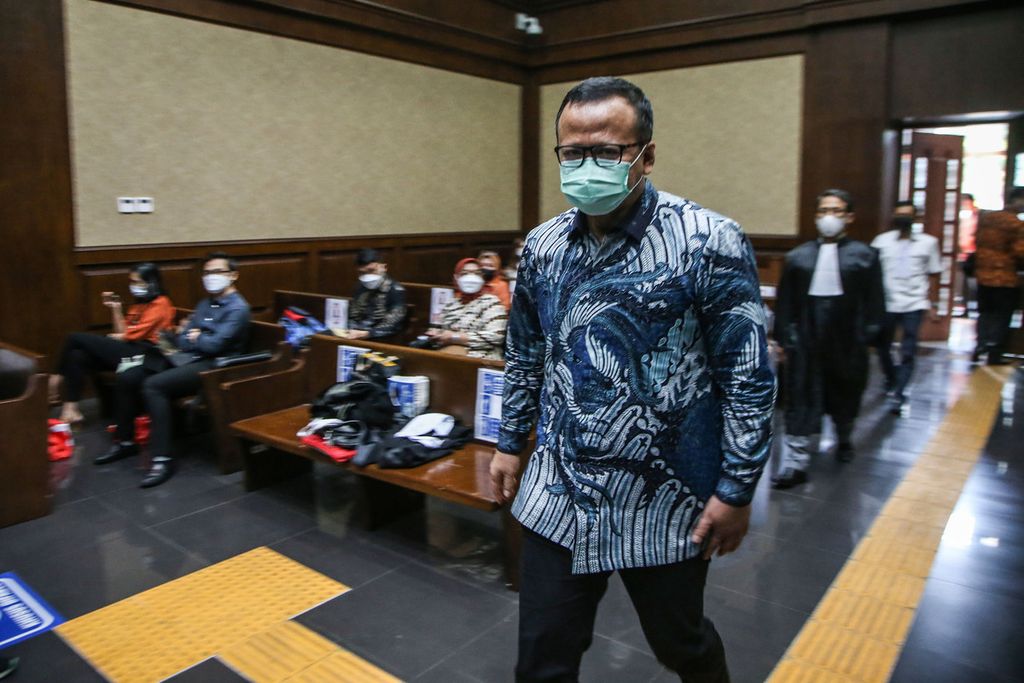 Bekas Menteri Kelautan dan Perikanan Edhy Prabowo menjalani sidang di Pengadilan Tindak Pidana Korupsi Jakarta Pusat, Selasa (15/6/2021). 