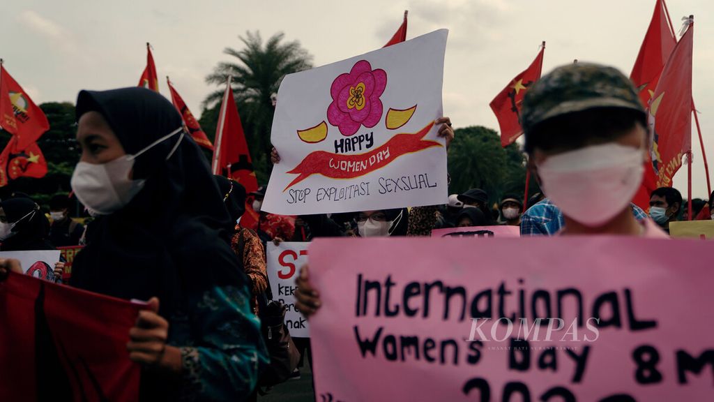 Aktivis perempuan dalam aksi damai memperingati Hari Perempuan Internasional di kawasan silang Monumen Nasional, Jakarta Pusat, Selasa (8/3/2022). 