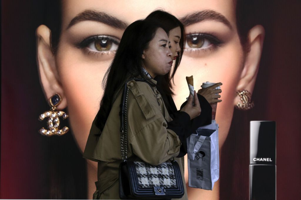 Iklan kosmetik asing di Beijing, China, pada Oktober 2020.