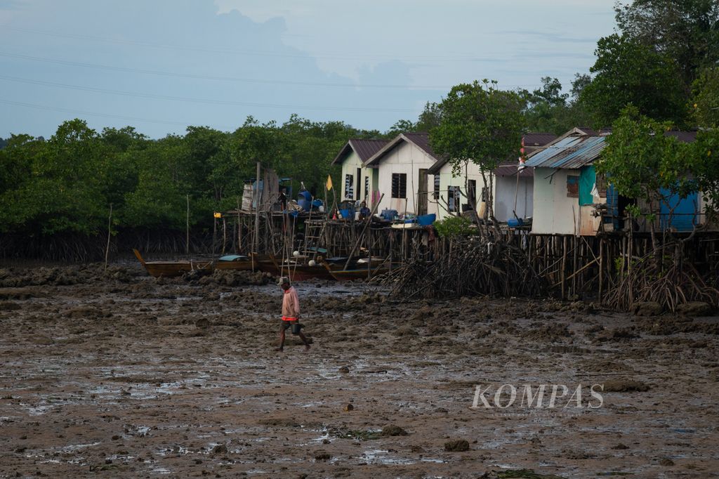 Permukiman warga suku Laut di Kampung Air Mas, Pulau Tanjung Sauh, Batam, Kepulauan Riau, Kamis (16/11/2023).