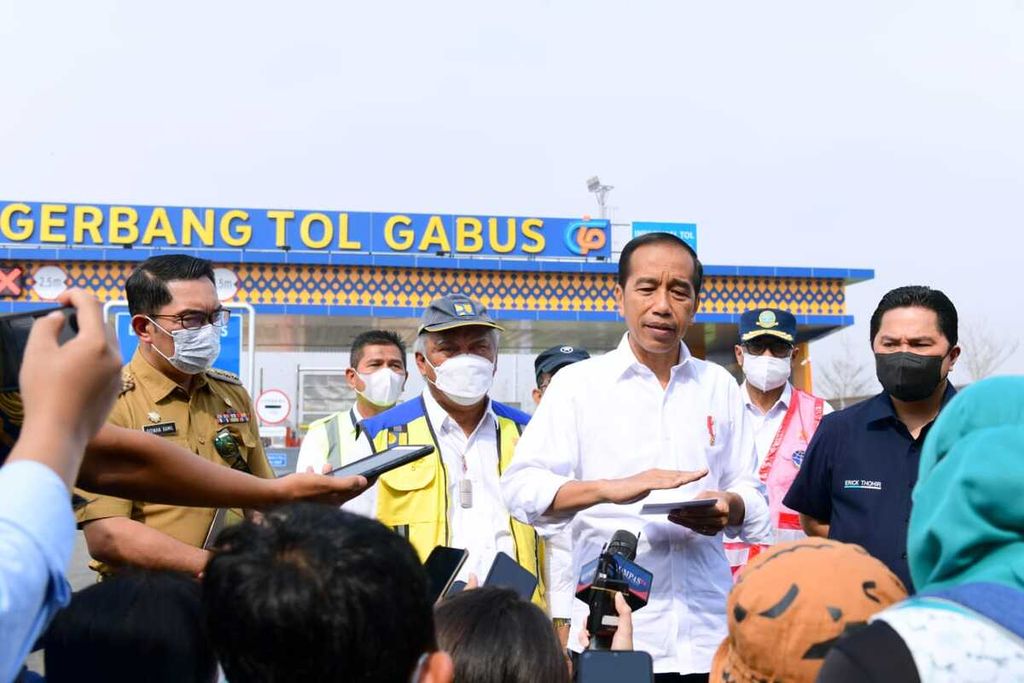 Presiden Joko Widodo memberikan keterangan pers seusai meresmikan Jalan Tol Cibitung-Cilincing (JTCC) dan Jalan Tol Serpong-Balaraja seksi 1A di Gerbang Tol Gabus, Kabupaten Bekasi, Provinsi Jawa Barat, pada Selasa (20/9/2022).