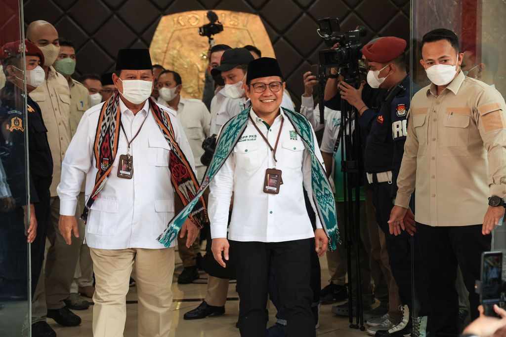 Ketua Umum Partai Gerindra Prabowo Subiyanto (kiri) bersama Ketua Umum Partai Kebangkitan Bangsa (PKB) Muhaimin Iskandar mendaftar bersama untuk calon partai politik peserta Pemilu 2024 di Gedung Komisi Pemilihan Umum, Jakarta, Senin (8/8/2022). 