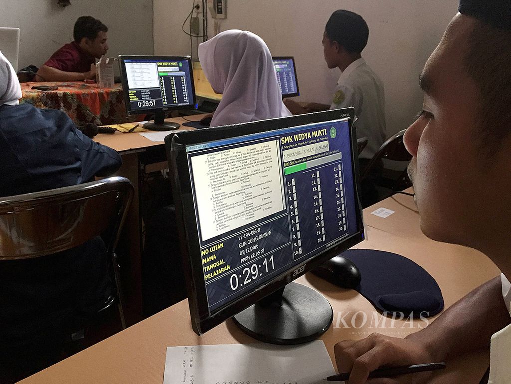 Siswa SMK Widya Mukti di Kecamatan Cigalontang, Kabupaten Tasikmalaya, Jawa Barat, mengikuti ujian akhir semester berbasis komputer, Senin (5/12/2016). Meski banyak mendidik anak tidak mampu, sekolah ini getol mendekatkan aplikasi teknologi bagi siswanya.