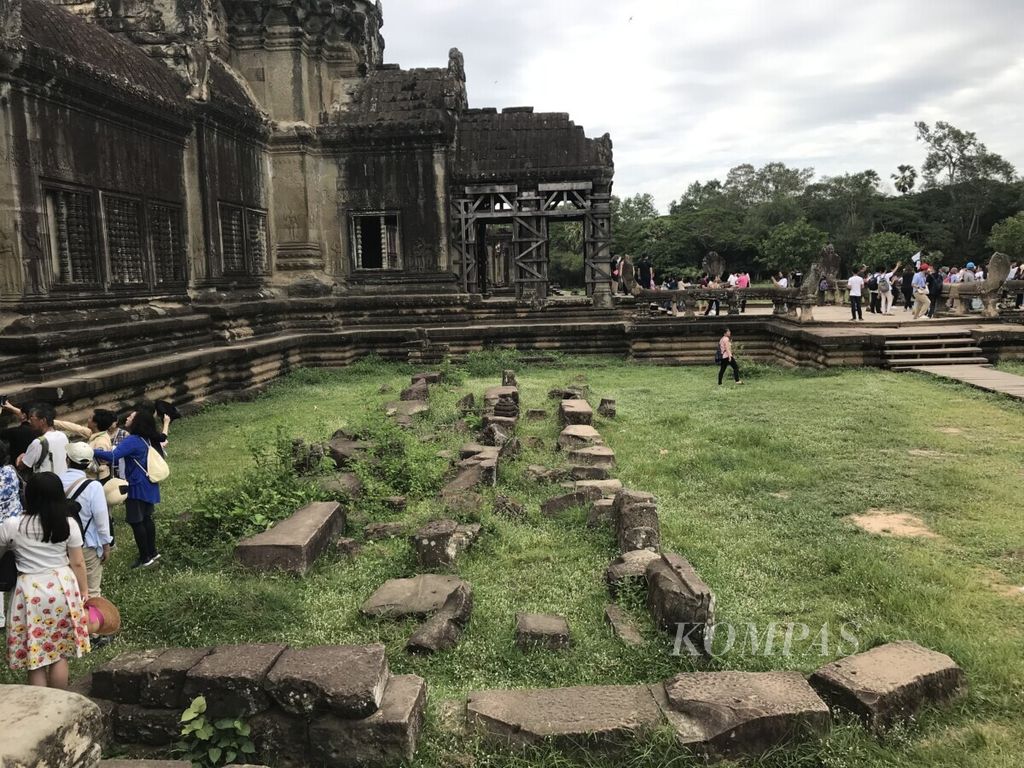 Kondisi candi Angkor Wat di Seam Reap, Kamboja, Sabtu (3/8). Upaya pelestarian lingkungan di kompleks candi yang dibangun pada abad ke-9 hingga ke-15 dan memiliki luasan 162 hektar menghadapi tantangan dengan banyaknya penduduk yang hidup di dalamnya. 
