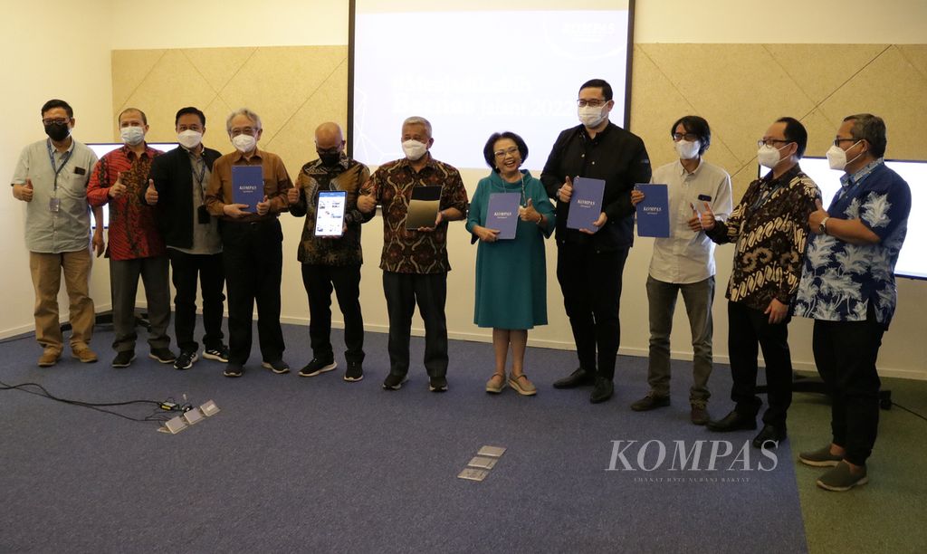 A number of Kompas friends pose for a photo with the Chief Editor of Kompas Daily Sutta Dharmasaputra (second right), Deputy Chief Editor of Kompas Tri Agung Kristanto (right), Kompas Business Director Lukminto Wibowo (third from left) at an event held at the Kompas Editorial Office, Jakarta, Wednesday. (20/4/2021).