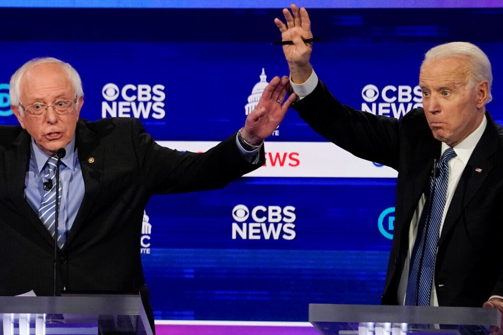 Bernie Sanders (kiri) dan Joe Biden dalam debat bakal calon Presiden Amerika Serikat pada Februari 2020 di South Carolina.