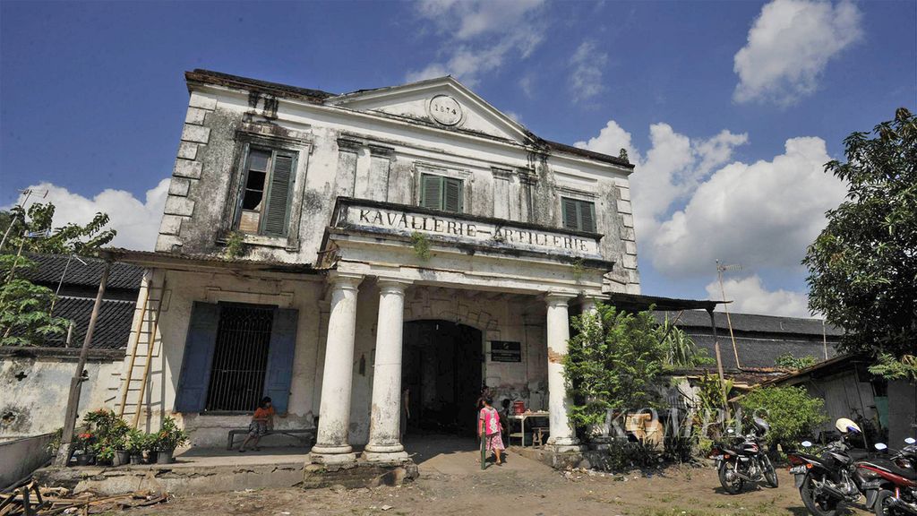 Gedung Kavallerie-Artillerie di kompleks Pura Mangkunegaran, Solo, menjadi salah satu bukti terorganisasinya legiun Mangkunegara sebagai pasukan kerajaan. Gedung yang didirikan pada tahun 1874 ini sekarang dijadikan tempat tinggal oleh sejumlah warga. 