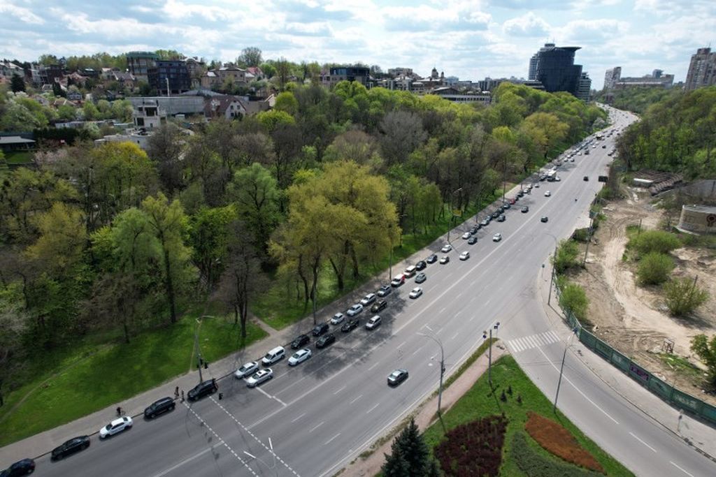 Pemandangan terlihat dari udara menunjukkan antrean kendaraan roda empat di stasiun pengisian bahan bakar umum di Kiev, ibu kota Ukraina, Senin, 2 Mei 2022. 